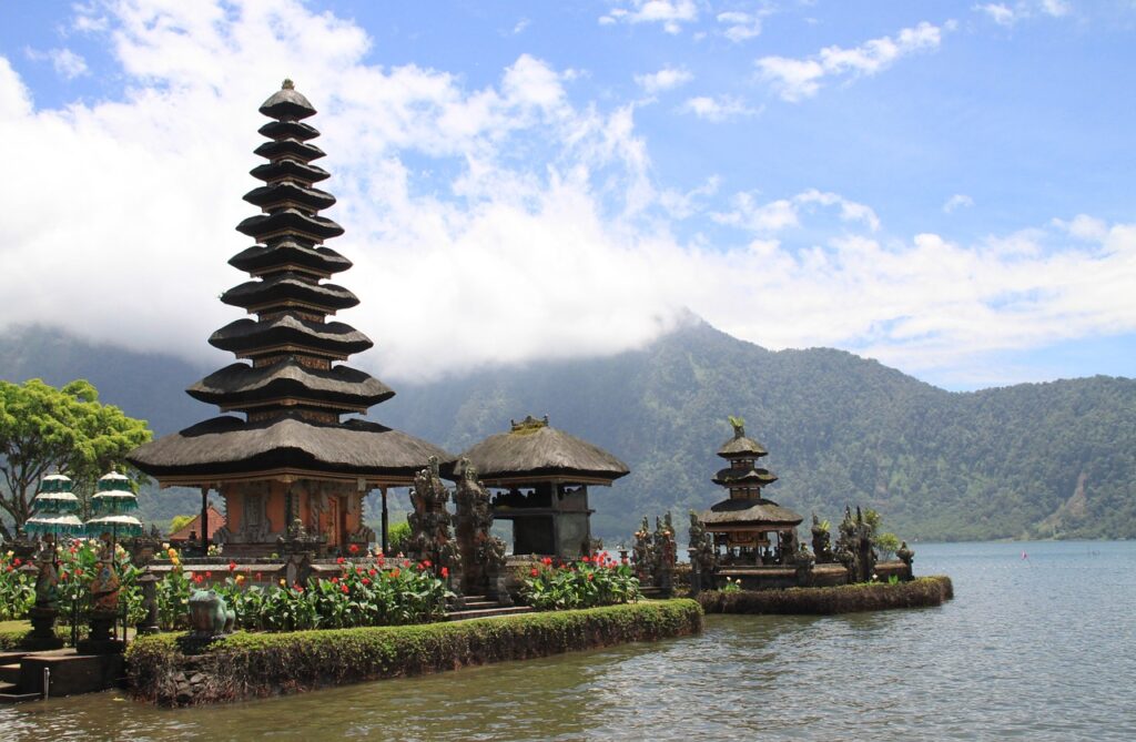 Encante-se com as praias paradisíacas e cultura exótica de Bali
